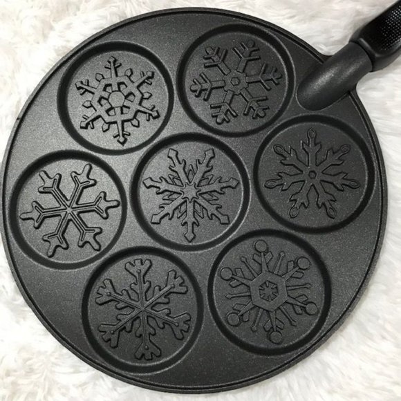 NWOT Nordic Ware Snowflake Non-Stick Pancake Pan - Picture 1 of 9